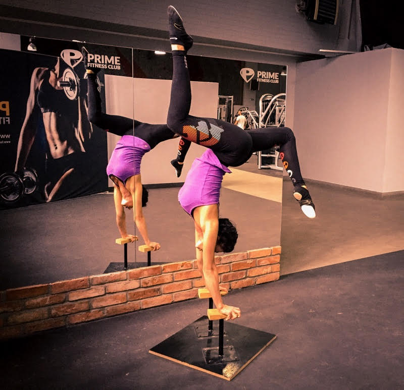 Poza typowym treningiem siłowym para wykonuje ćwiczenia zespołowe - dwójkę akrobatyczną