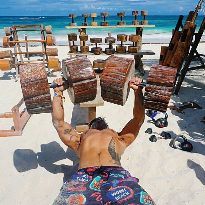 Oto Tulum Jungle Gym! Takiej siłowni jeszcze nie widzieliście. Sprzęt z drewna, na plaży w Meksyku