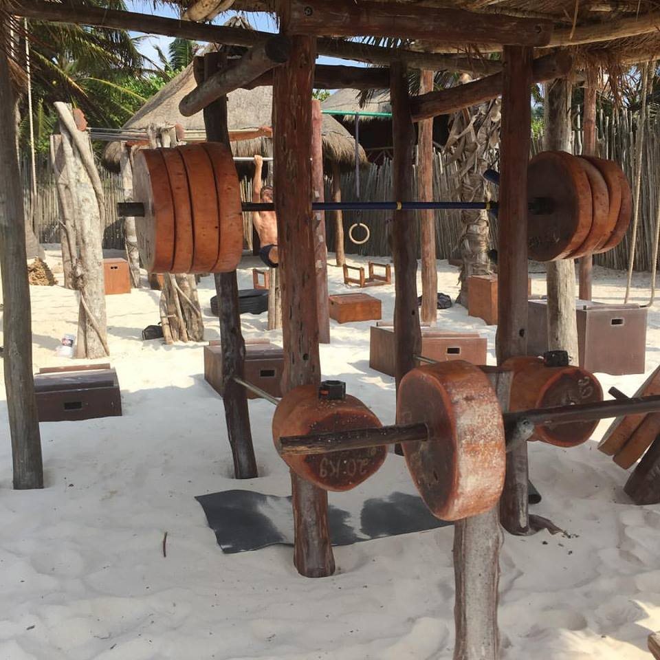 Oto Tulum Jungle Gym! Takiej siłowni jeszcze nie widzieliście. Sprzęt z drewna, na plaży w Meksyku