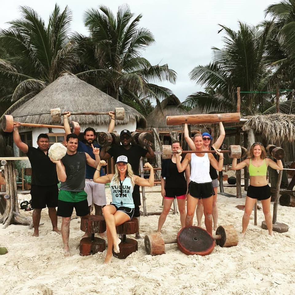 Oto Tulum Jungle Gym! Takiej siłowni jeszcze nie widzieliście. Sprzęt z drewna, na plaży w Meksyku