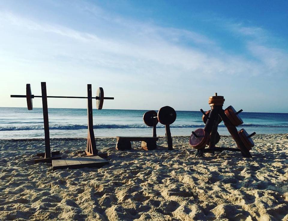 Oto Tulum Jungle Gym! Takiej siłowni jeszcze nie widzieliście. Sprzęt z drewna, na plaży w Meksyku