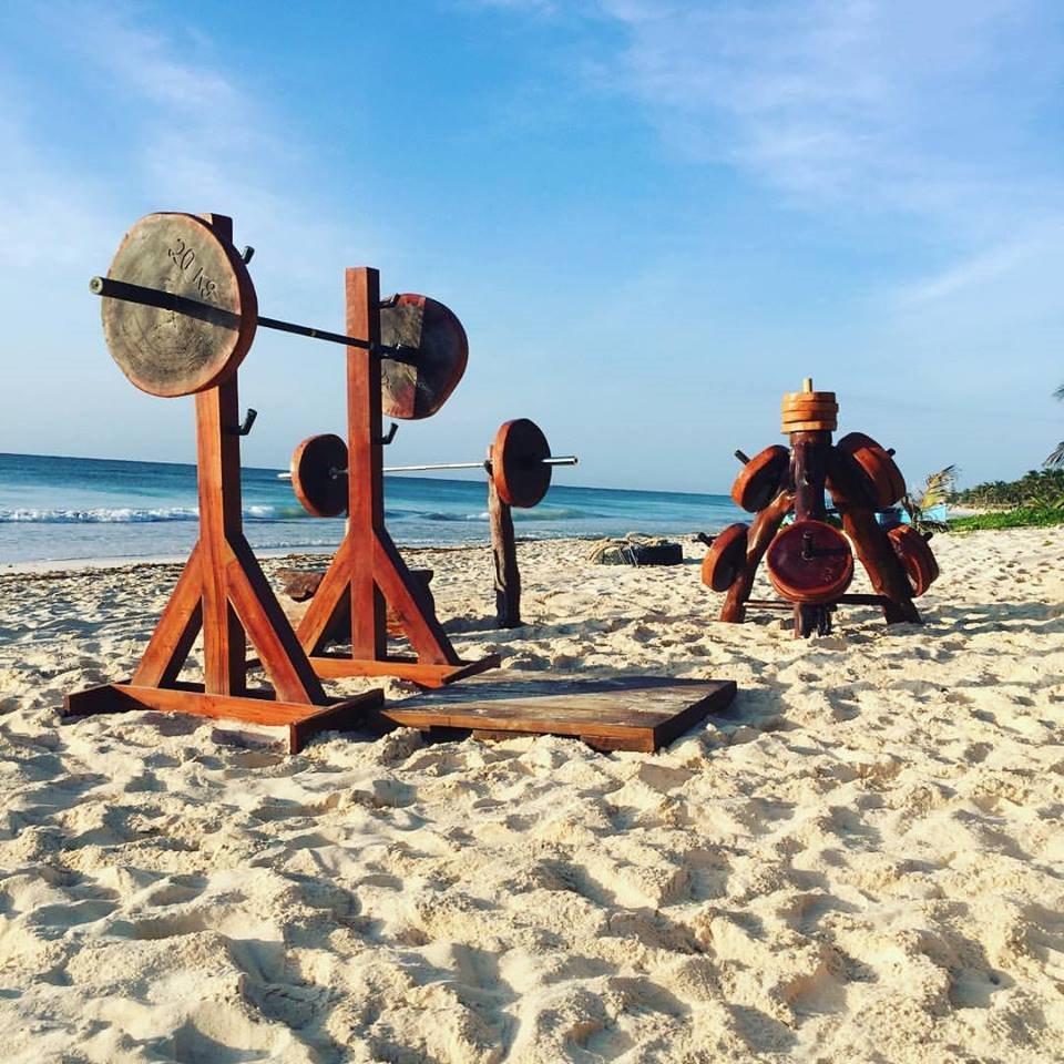 Oto Tulum Jungle Gym! Takiej siłowni jeszcze nie widzieliście. Sprzęt z drewna, na plaży w Meksyku