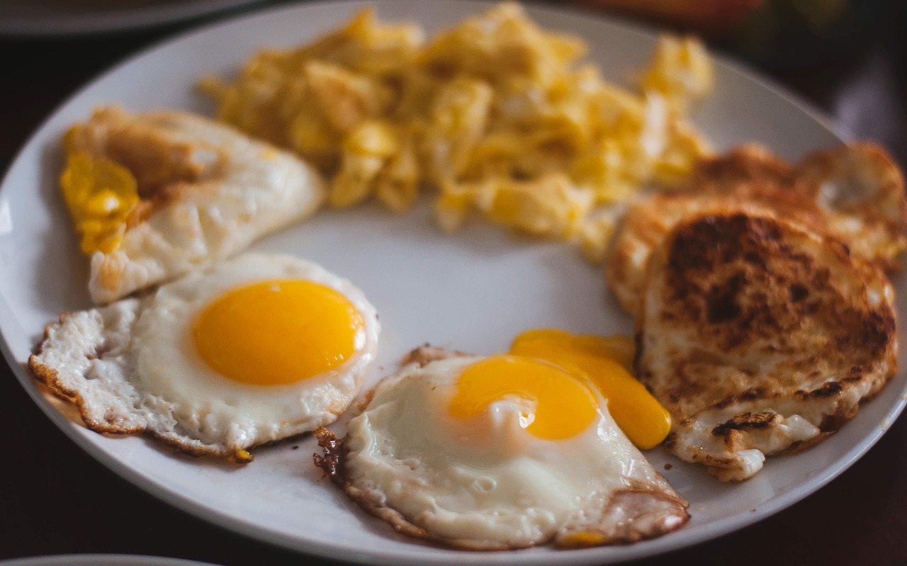 4 powody, dla których warto jeść śniadanie na ciepło