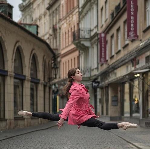 Balet na ulicy miasta. Zdjęcia zapierające dech w piersiach 