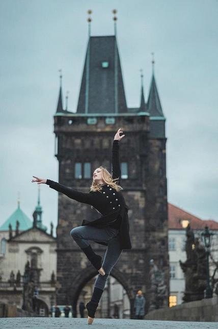 Balet na ulicy miasta. Zdjęcia zapierające dech w piersiach 