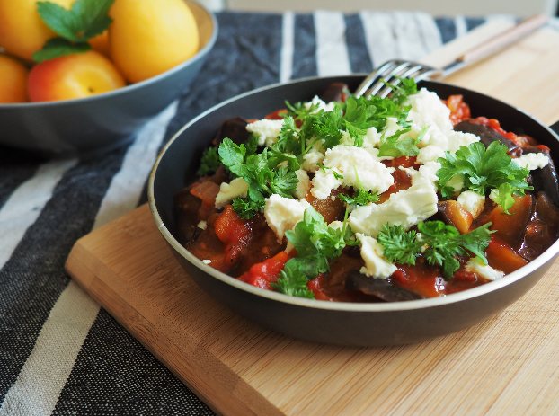 Dietetyczne obiady na cały tydzień – Poniedziałek: Bakłażan uduszony z pomidorami z serem feta i posypany kolendrą