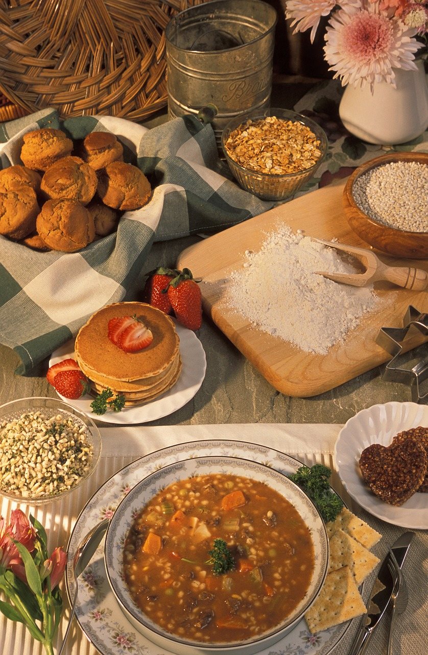 Dietetyczne obiady na cały tydzień – Środa:
Wegańska zupa paprykowa z czerwoną soczewicą i tymiankiem