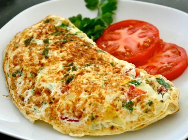 Omlet z jarmużem i pomidorami